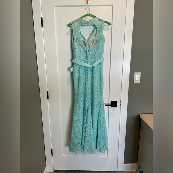 Formal bridesmaids/graduation dress. Size 6. Lace. - Picture 3 of 4